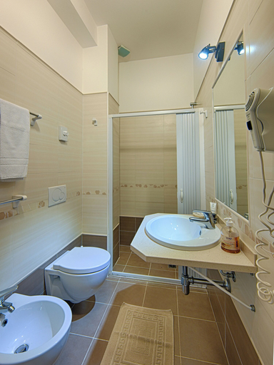 Bathroom 5, Hotel Madison, Rimini