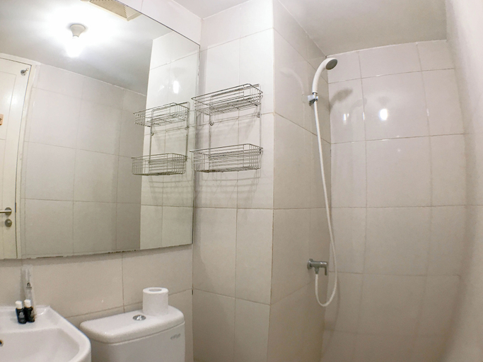 Bathroom 3, Good Concept Studio At Tanglin Supermall Mansion Apartment, Surabaya