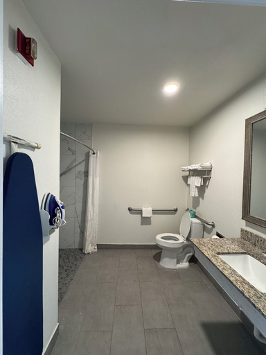 Bathroom 4, Clarion Inn & Suites Dothan South, Houston