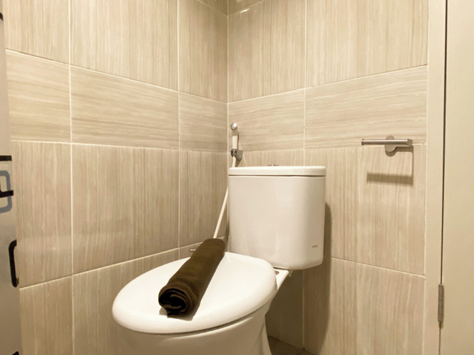 Bathroom 3, Nice And Elegant 1Br At Vasanta Innopark Apartment, Cikarang