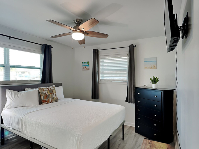 Bedroom 2, Seashell Cottage by Resort Collection, Bay