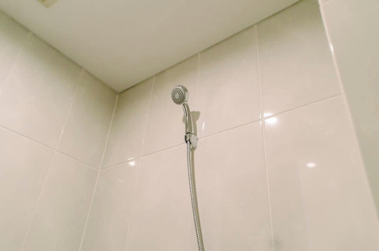Bathroom 3, Nice And Cozy Studio At Serpong Garden Apartment, Tangerang