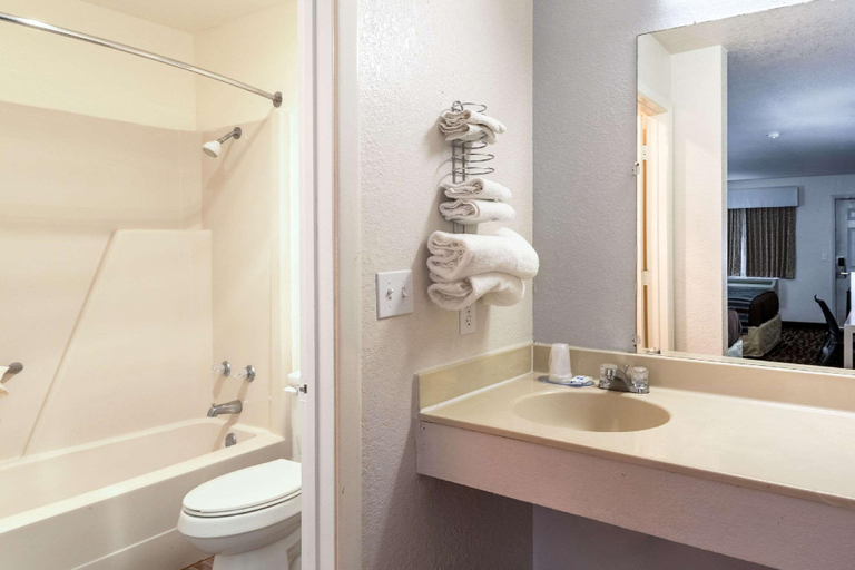 Bathroom 4, Rodeway Inn Carlsbad Caverns Area, Eddy