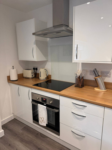 Private kitchen, Hull 1-bed Apt, Sleeps 4 With Wi-fi, Kingston upon Hull