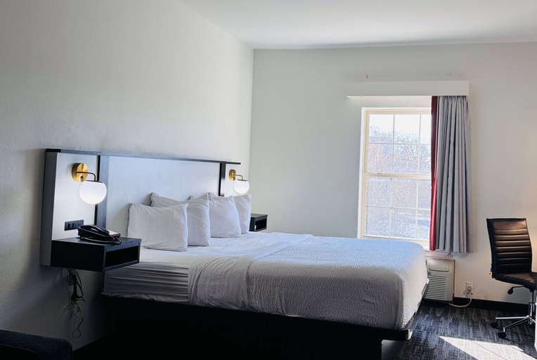 Bedroom 3, Ramada by Wyndham Sparta/At Speedway, Gallatin