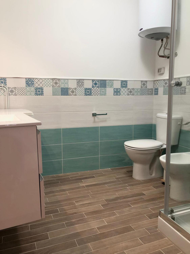 Shower 3, Harbour House and View, Catania