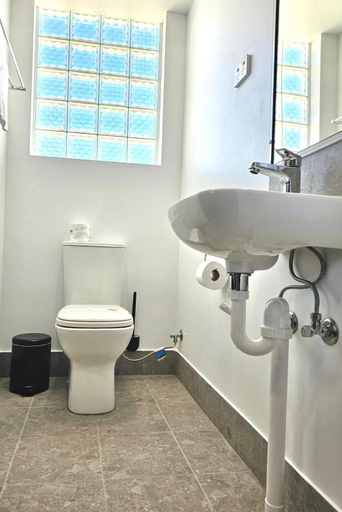 Bathroom 4, Fitzroy Motor Inn, Rockhampton