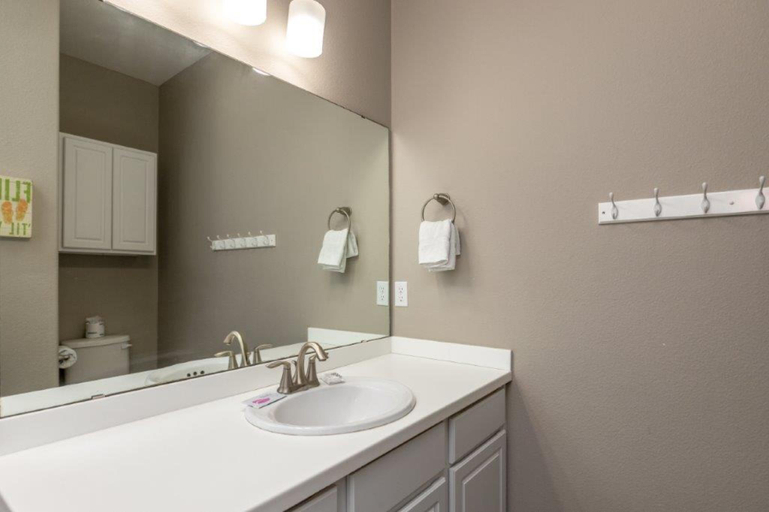 Bathroom 4, Nemo Cay, Nueces
