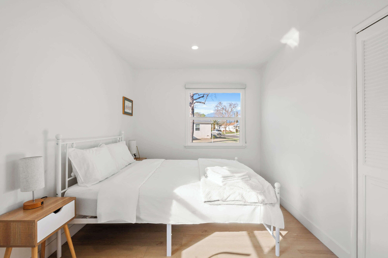 Bedroom 2, Cozy & Stylish Home Spacious, Fully Equipped Stay, Los Angeles
