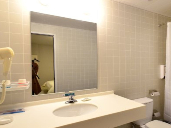 Bathroom 3, Hampton by Hilton Wuhan East Railway Station Optics Valley Tiandi, Wuhan