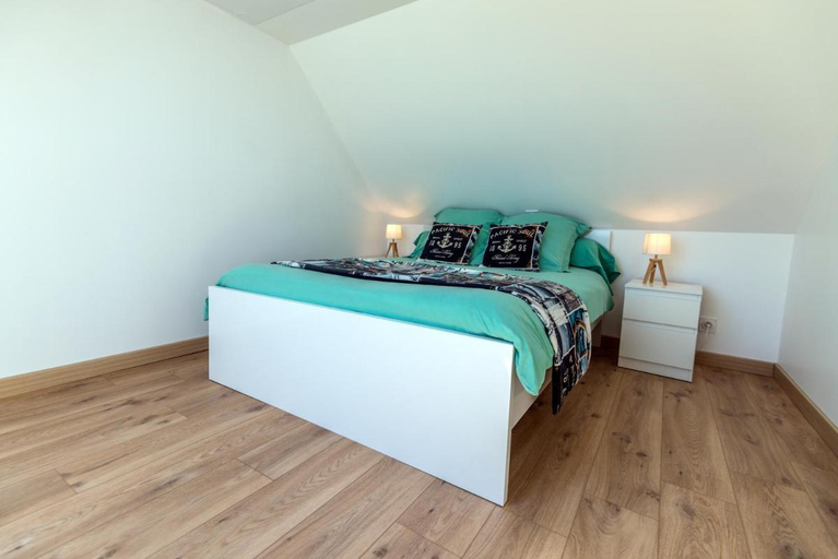 Bedroom 2, La maison des gardiens de lOcan avec spa - gite plougonvelin, Finistère