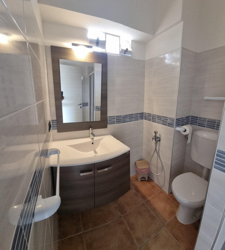 Bathroom 3, CAMERETTA SUL MARE con OMBRELLONE, Latina