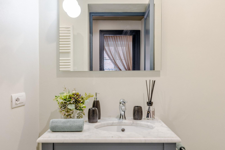 Bathroom 5, Gimber Tales a First Floor Apartment, Lucca