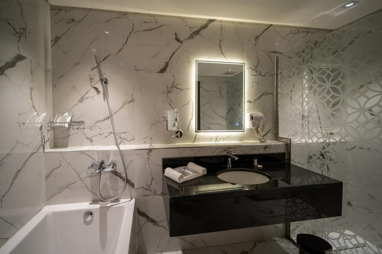 Bathroom 5, Alenwan Serviced Apartments, Al Khobar