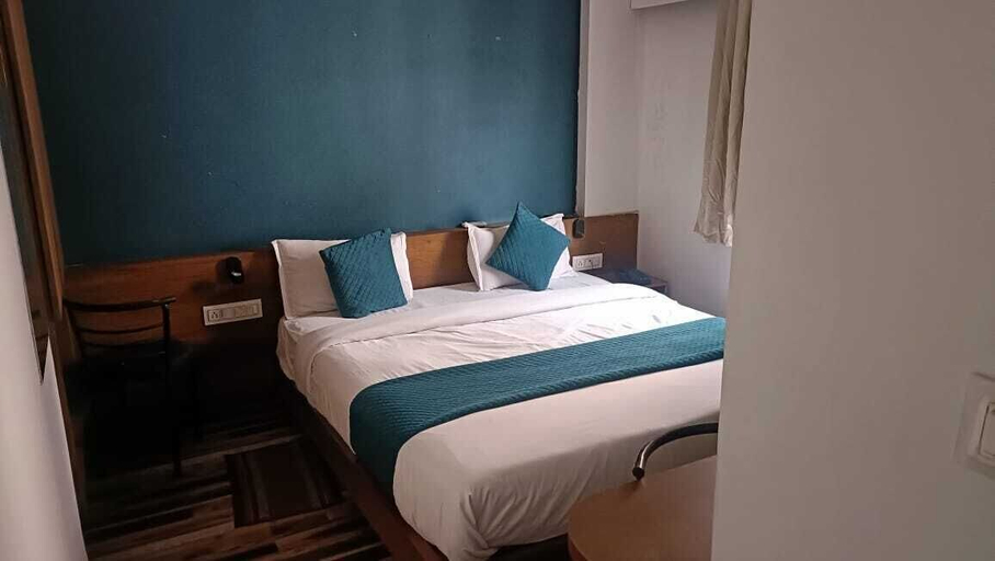 Bedroom 3, Loto Hotel, Indore