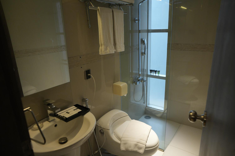 Bathroom 5, Lakeshore Heights, Dhaka