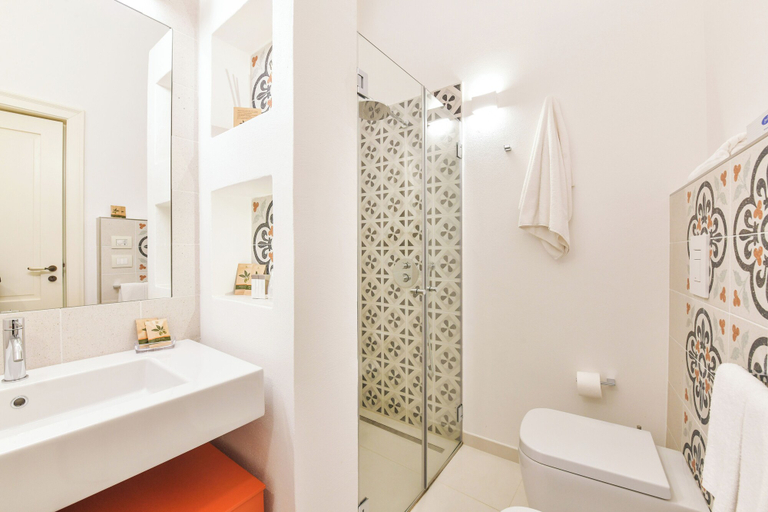 Bathroom 5, Casa Magadè, Taranto