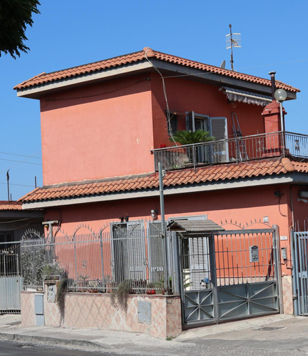 Others 4, La casa di Giulia, Napoli