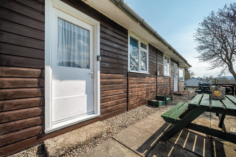 Outdoor dining 4, 2 Bed Chalet - Sleeps 4 - River and Mountain Views, Highland