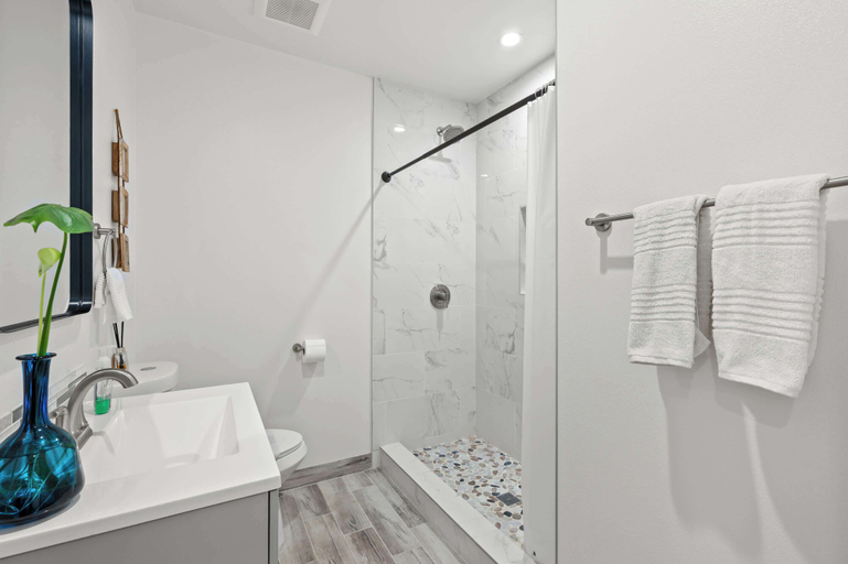 Bathroom 3, Cozy & Stylish Home Spacious, Fully Equipped Stay, Los Angeles