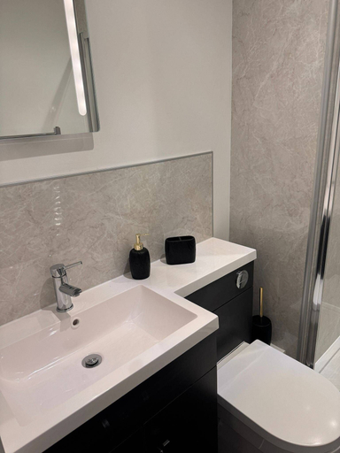 Bathroom 3, Hull 1-bed Apt, Sleeps 4 With Wi-fi, Kingston upon Hull