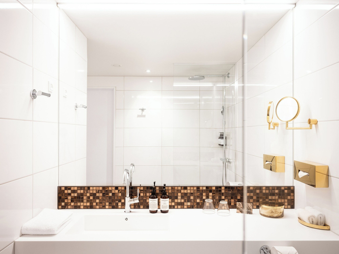 Bathroom 5, Hotel Føroyar, Tórshavn
