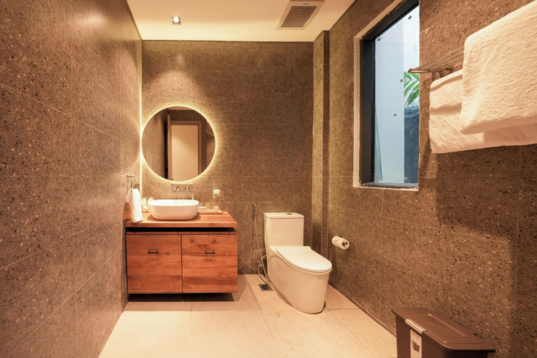 Bathroom 4, Twin Villas Drupadi 8Br Seminyak, Badung