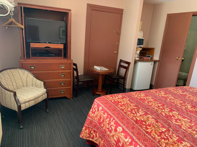 Bedroom 2, The Silver Birch Motel, Huron