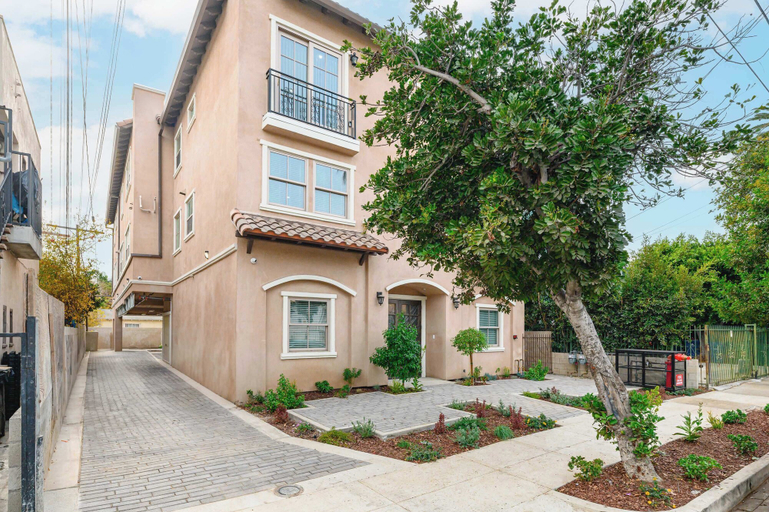 Exterior & Views, Not Affected by the Fire/modern 5BR Home With Parking, Near LA Attractions #4, Los Angeles