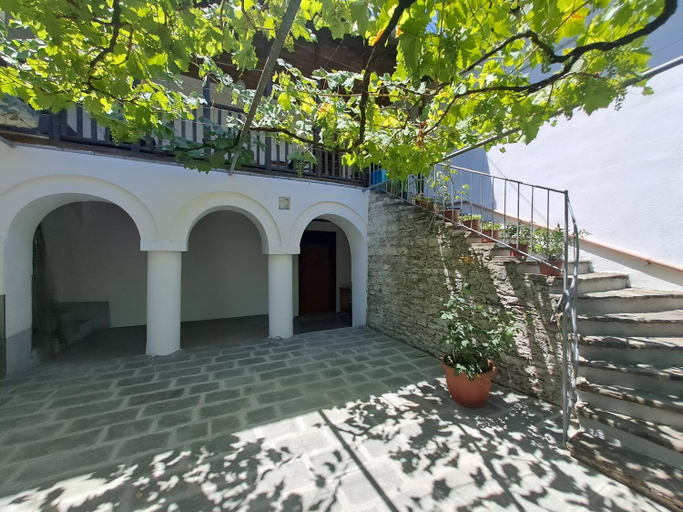 Others 3, The Stone Arch Inn, Gjirokastrës