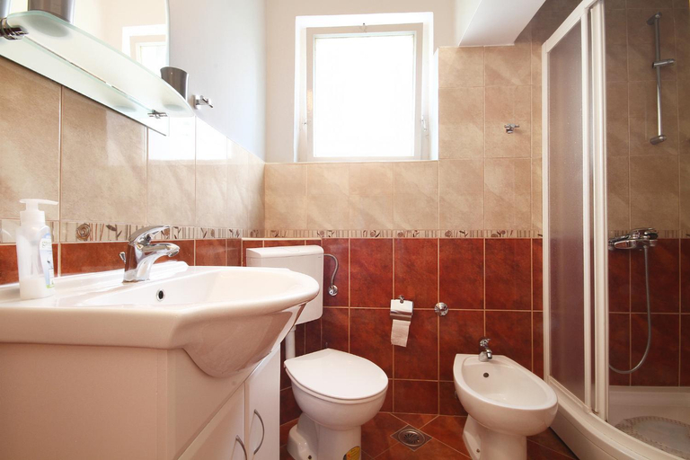 Bathroom 2, Apartments Boris