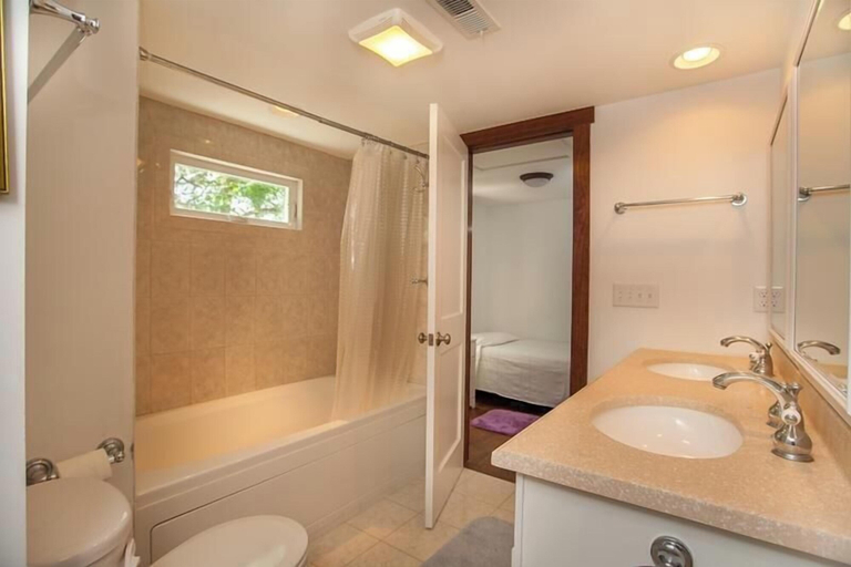 Bathroom, Norfolk Street 8, Sussex