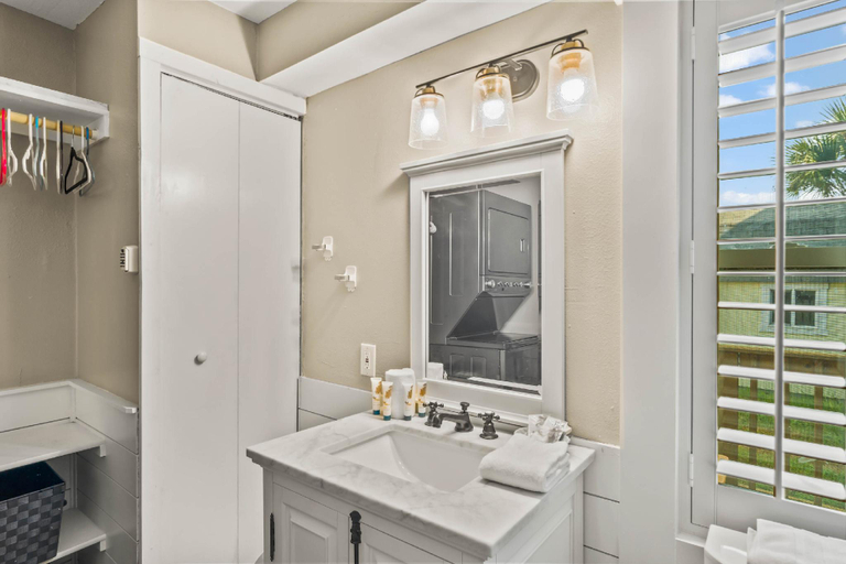 Bathroom 3, Alister House, Nueces