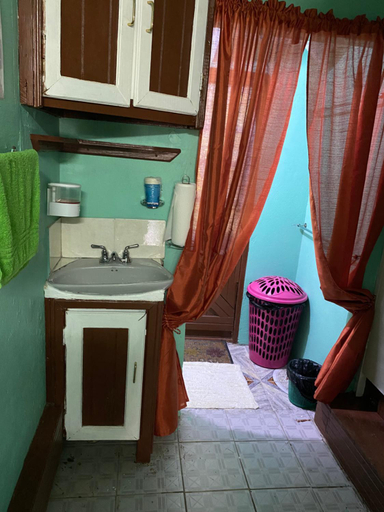 Bathroom 1, Anne's Homestay