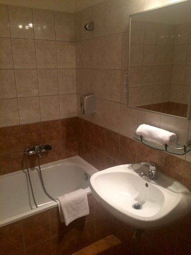 Bathroom 4, Triple M Hotel, Budapesti
