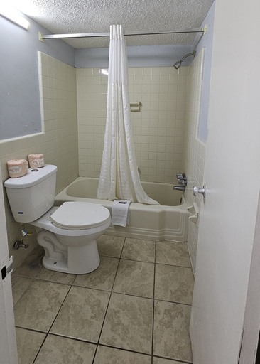 Bathroom 4, Washington Motel, Beaufort