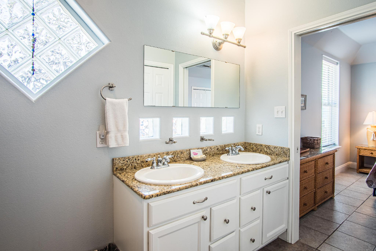 Bathroom 4, Sheets To the Zin, Nueces