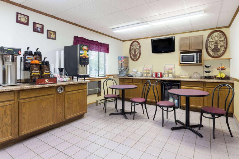 Food & Drinks 5, Super 8 by Wyndham Antigo, Langlade