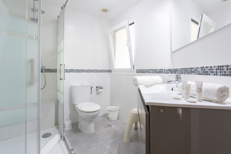 Bathroom, Las Gondolas, Granada
