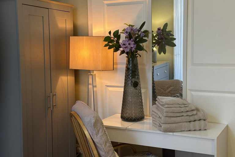 Others 5, House - Sleeps 4 - Garden - Pets Ok - Parking, London