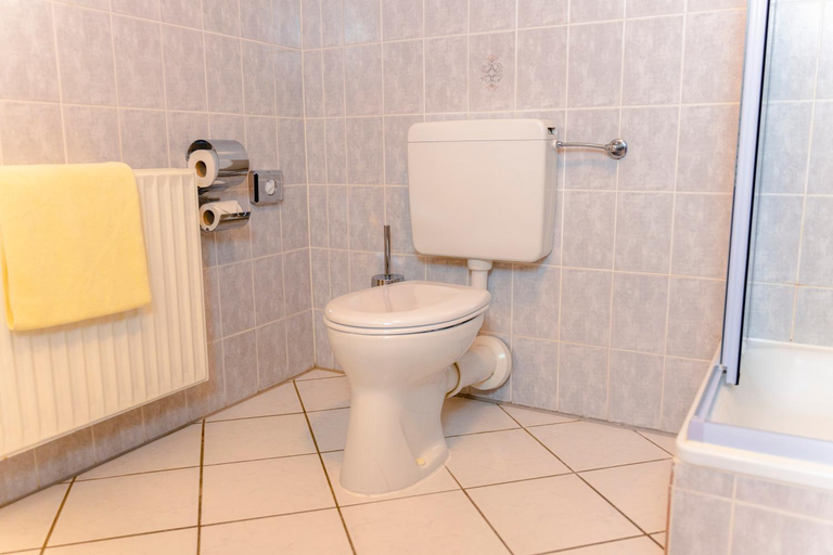 Bathroom 2, Hotel Unter den Linden, Rheingau-Taunus-Kreis