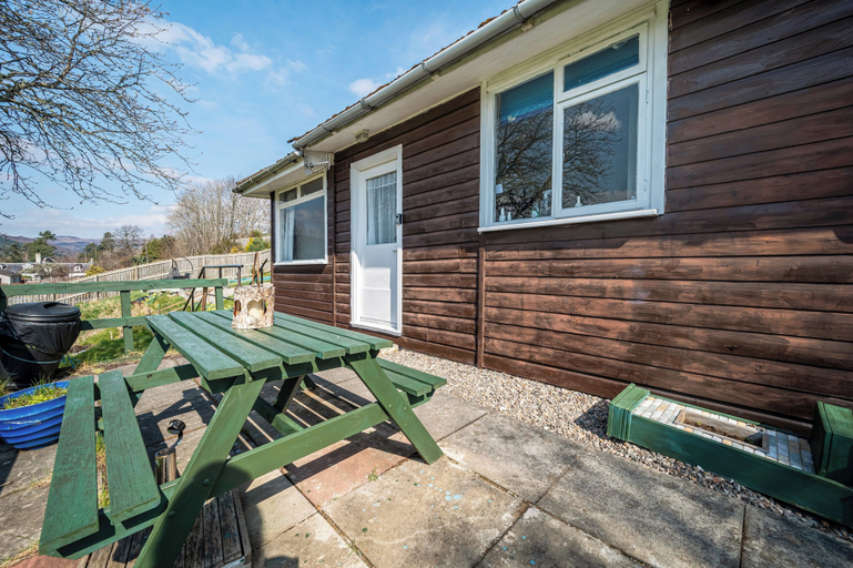 Outdoor dining 5, 2 Bed Chalet - Sleeps 4 - River and Mountain Views, Highland