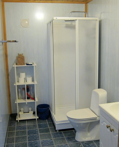 Bathroom 2, Heloise`s accommodation, Flakstad