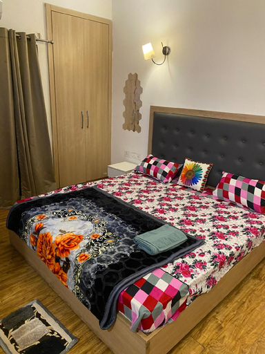 Bedroom 2, Your comfort stay with Skyvibe 26th floor, Gautam Buddha Nagar