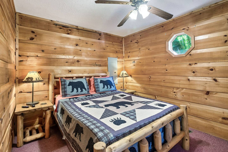Room 3, Pigeon Forge Mins I Gatlinburg I Hot tub I Firepit, Sevier