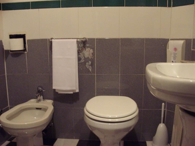 Bathroom 5, Anna, Perugia