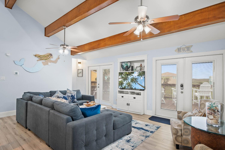 Others 5, Sea Breeze Escape, Nueces