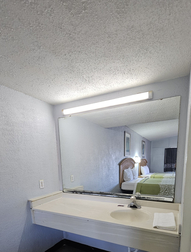 Bathroom 5, Washington Motel, Beaufort