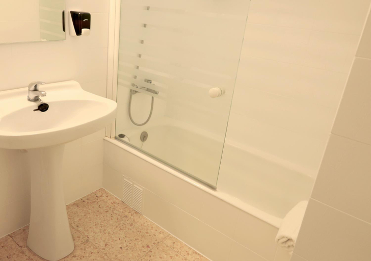 Bathroom 3, Hostal Lara, Girona