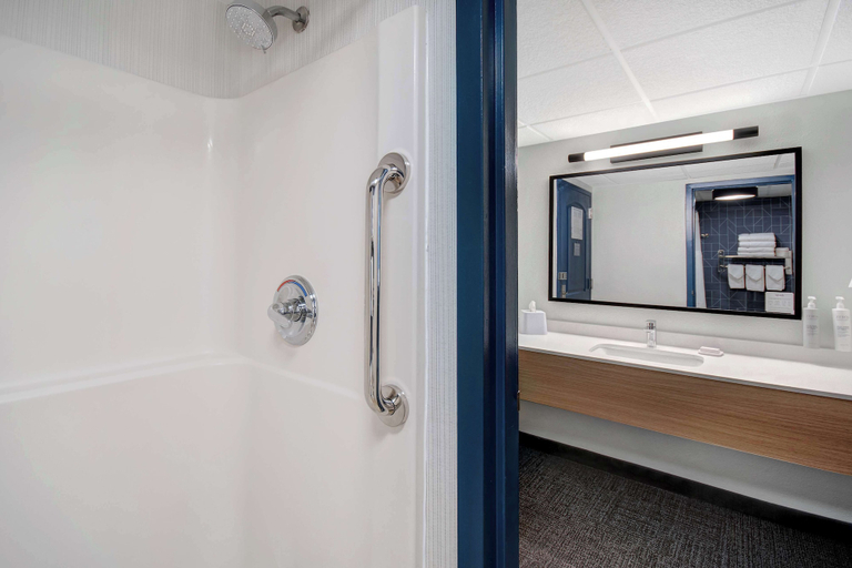 Bathroom 5, Spark by Hilton Rochester University Area, Monroe